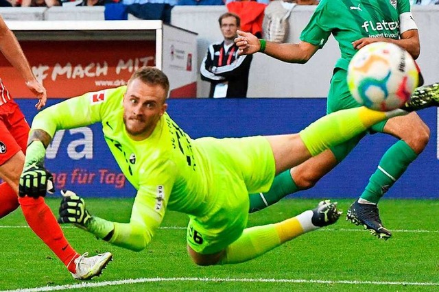 Flieg, Flekken, flieg: Der Freiburger ... des Matches auf Seiten der Gastgeber.  | Foto: THOMAS KIENZLE (AFP)