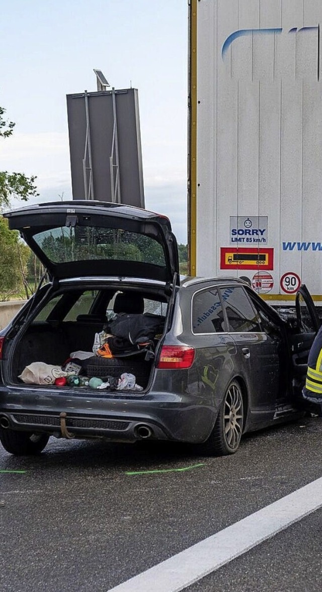 Fahrer und Beifahrer dieses Audis wurden schwer verletzt.  | Foto: Einsatz-Report24