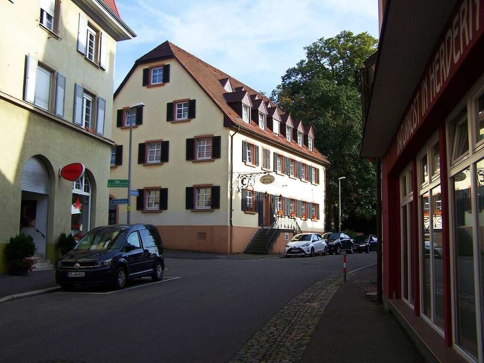 Der Neubau nach dem Brand orientierte sich an der ursprnglichen Architektur.  | Foto: Hans Sigmund
