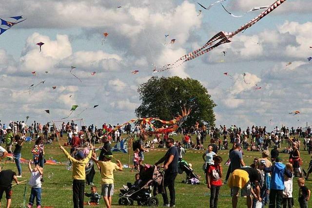 Hunderte Drachen und tausende Gste auf dem Flugplatz Htten