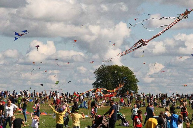 Viele bunte Drachen und tausende Besuc...achenfest auf den Flugplatz in Htten.  | Foto: Peter Schtz