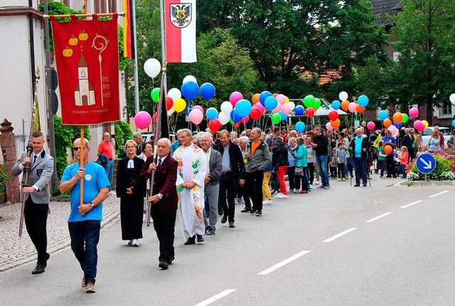 Viele Glubige nahmen am Sonntag an der Prozession teil.  | Foto: Reiner Beschorner