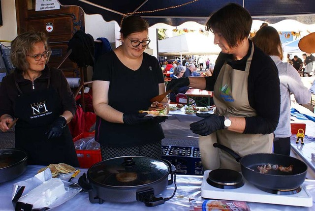 Die Festkche des Musikvereins Htten boten Rschtiburger zum Essen  an.  | Foto: Werner Probst