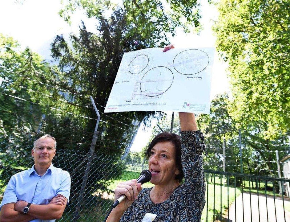 Heike Piehler erklrt, wie die Zukunft der Gaskugel aussehen knnte.  | Foto: Rita Eggstein