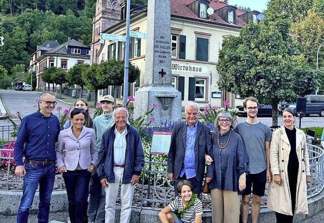 Drei Generationen der Familie Faller v...ahren Johann Faller am Zeller Bahnhof   | Foto: Uli Merkle