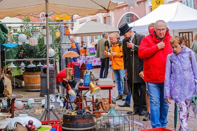 In Regenklamotten ging es ber den Markt.  | Foto: Adrian Hofmann