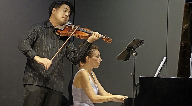 Der Geiger Seiji Okamoto und die Piani...nistische und romantische Klangwelten.  | Foto: Roswitha Frey