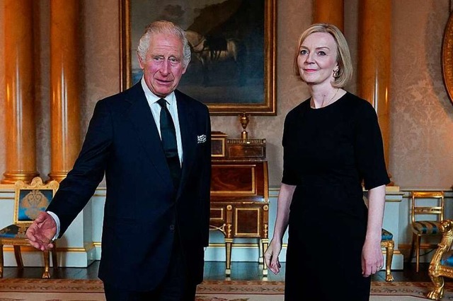 Der neue Knig und die neue Premiermin...angenen Freitag im Buckingham-Palast.   | Foto: YUI MOK (AFP)