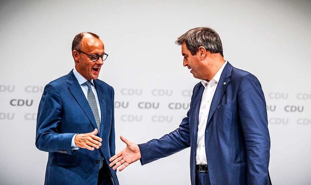 Gute Laune auf der Parteitagsbhne am ...erz und sein CSU-Pendant Markus Sder.  | Foto: Michael Kappeler (dpa)