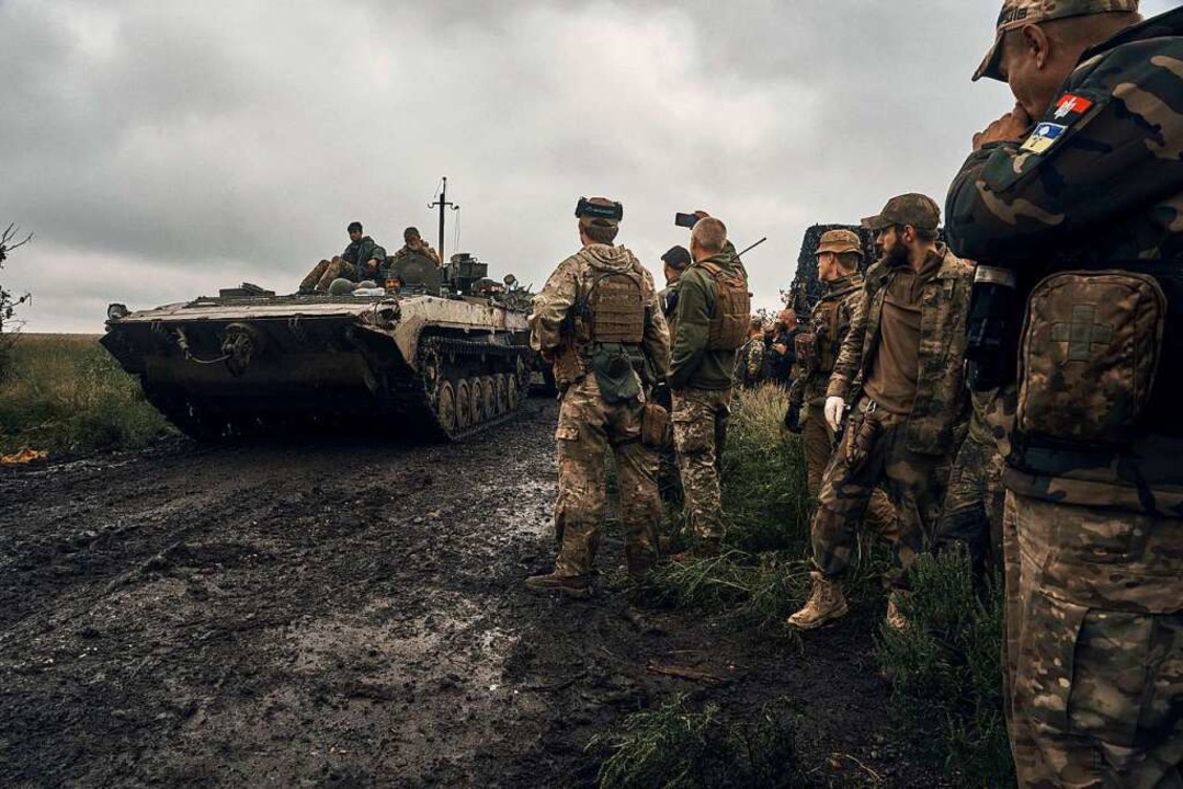 Die ukrainischen Soldaten erobern seit...e Soldaten diese Orte unter Kontrolle.  | Foto: Kostiantyn Liberov (dpa)