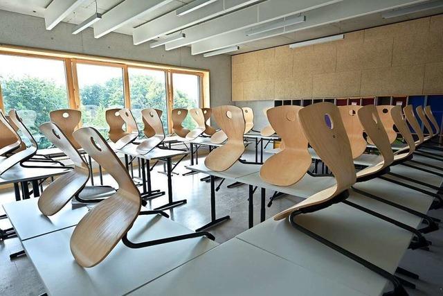 Altes Schul-Mobiliar der Freiburger Staudinger Schule findet neue Nutzer