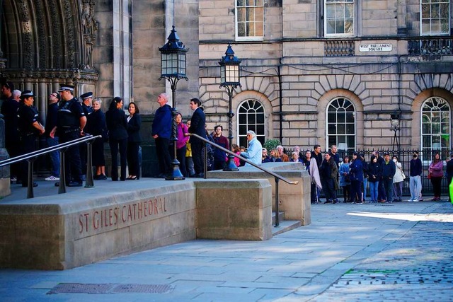 Die Menschen stehen Schlange vor der S...nigin Elizabeth II. aufgebahrt steht.  | Foto: Peter Byrne (dpa)