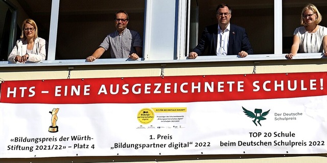 Die Konrektorin der Hans-Thoma-Schule ...iak hissten  das Banner an der Schule.  | Foto: Reinhard Herbrig