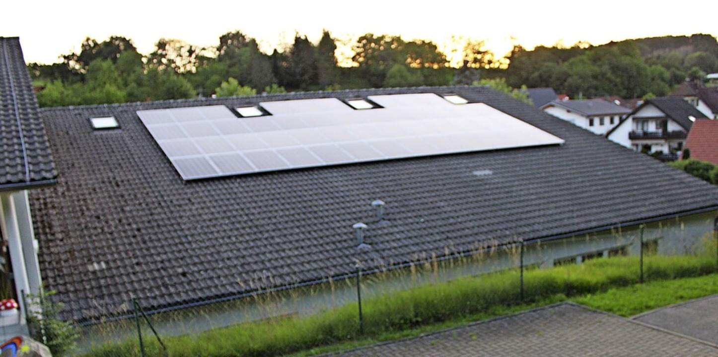 Über ein Solardach verfügt der Bürgers...rende Kühlschränke angeschafft werden.  | Foto: Rolf Reißmann