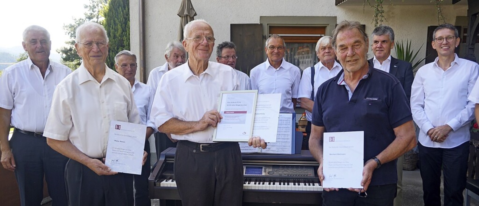 Bernhard Blattmann (rechts) und Walter...ien am unteren Rain in Winden geehrt.   | Foto: Helmut Hringer