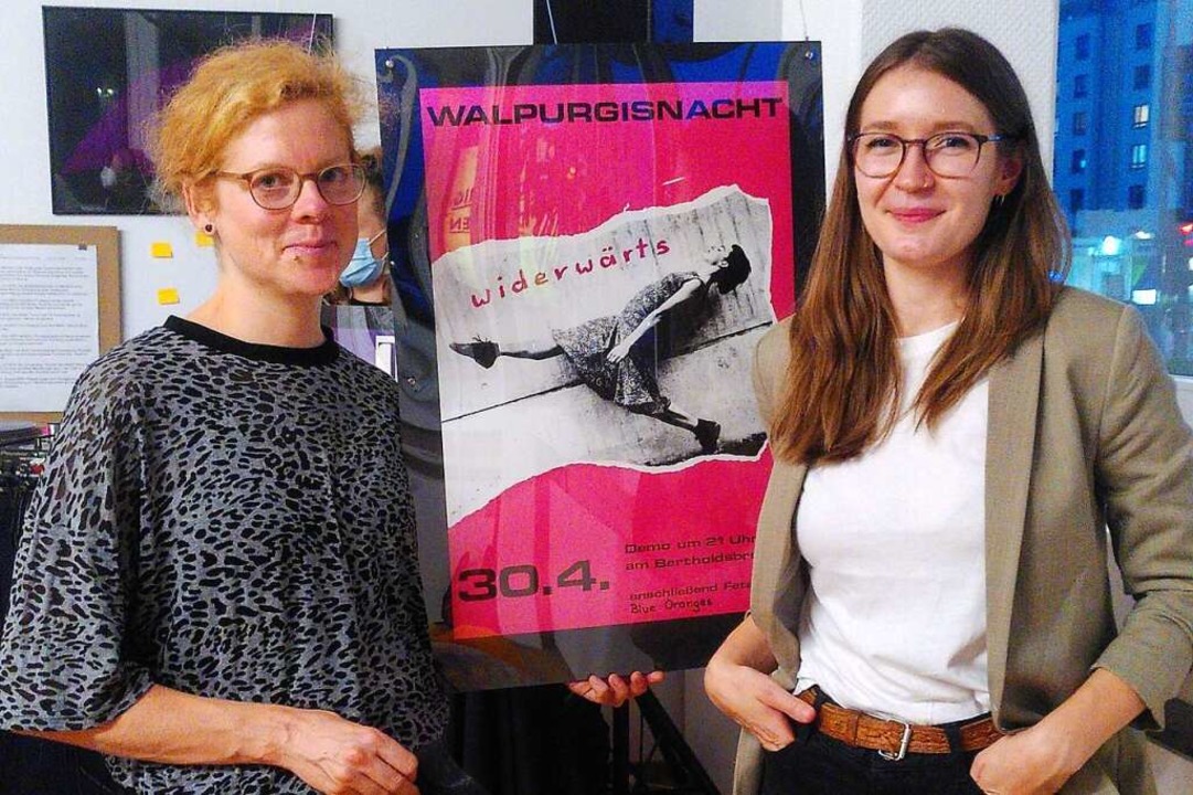 Veronika Ott (links) und Kassandra Ham...n sich beide im feministischen Archiv.  | Foto: Anna Castro Kösel