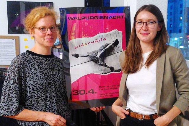 Veronika Ott (links) und Kassandra Ham...n sich beide im feministischen Archiv.  | Foto: Anna Castro Ksel