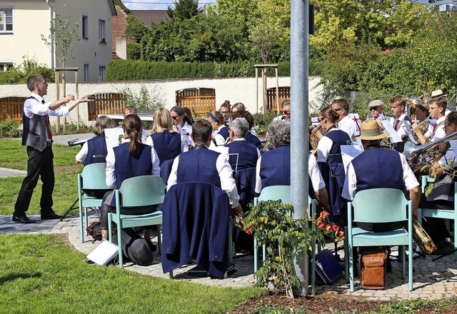 Der Musikverein Heitersheim spielte zu...es neuen Dorfplatzes in Gallenweiler.   | Foto: Jennifer Ruh