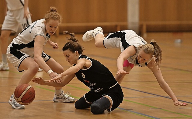 Felicia Klble (links) und Lea Entenma...weiten Bundesliga dem Ball hinterher.   | Foto: Achim Keller