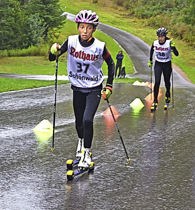 Auf Skirollern im Regen unterwegs: Ina Lickert    | Foto: Helmut  Junkel