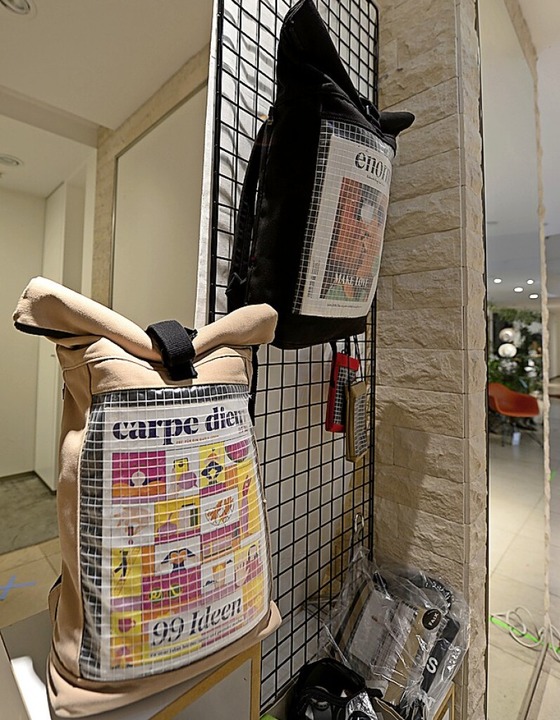 Auch Taschen gibt es im Pop-up-Space zu sehen.  | Foto: Ingo Schneider
