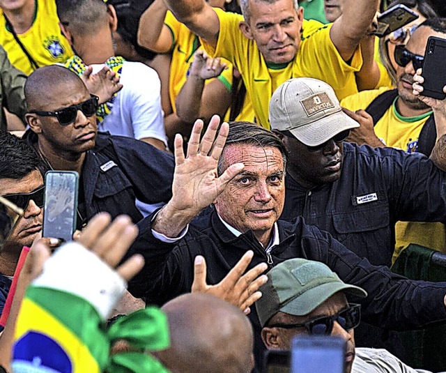 Jair Bolsonaro (Mitte), Prsident von ...seiner Ankunft bei einer Militrparade  | Foto: Rodrigo Abd (dpa)