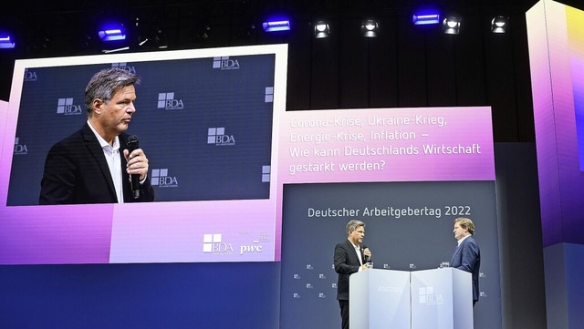 Robert Habeck (links), Bundesminister ...schutz,  beim Deutschen Arbeitgebertag  | Foto: Bernd von Jutrczenka (dpa)