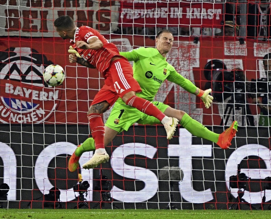 Lucas Hernández (l.) vom FC Bayern mac...elonas Torhüter Marc-André ter Stegen.  | Foto: Peter Kneffel (dpa)