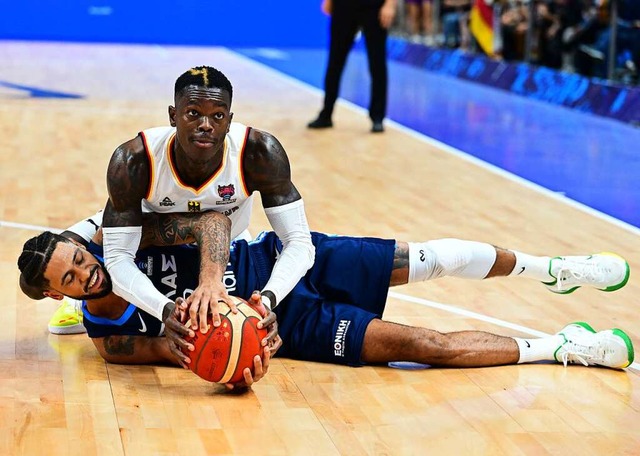 Dennis Schrder (Deutschland) nimmt de...er Dorsay (Griechenland) den Ball weg.  | Foto: Soeren Stache (dpa)