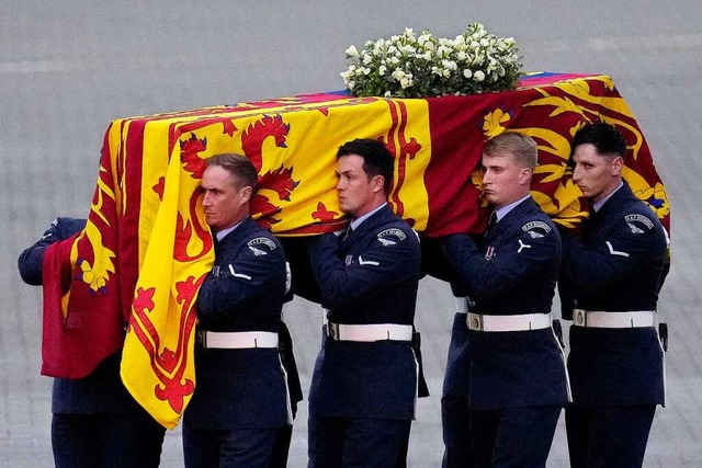 Der Sarg der ehemaligen britischen Kn...nach London, in den Westminsterpalast.  | Foto: Kirsty Wiggelsworth (dpa)