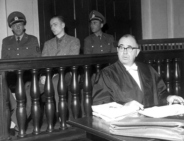 Heinrich Pommerenke (2.v.l) sitzt zwis...rteidiger (Archivfoto vom 03.10.1960).  | Foto: Braunsperger/Pictuare alliance