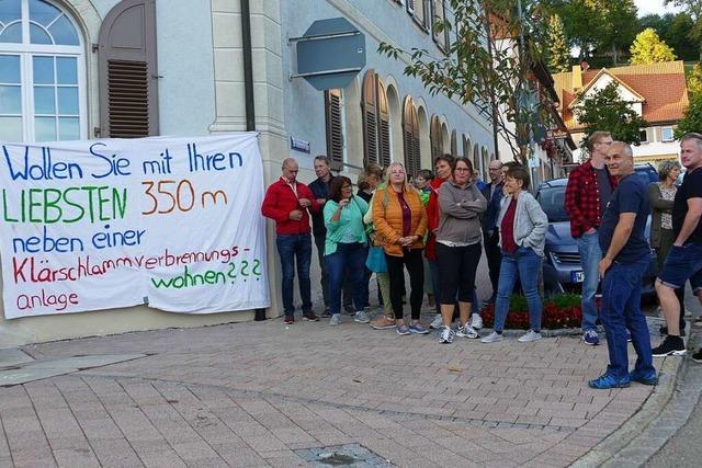 Rund 40 Menschen protestieren gegen die geplante KomPhos-Anlage in Bonndorf
