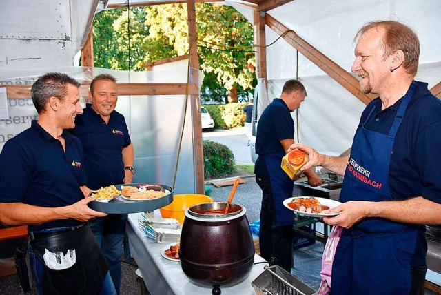 Bedienen statt lschen: Das Herbstfest der Warmbacher Wehr hat Tradition.  | Foto: Heinz u. Monika Vollmar