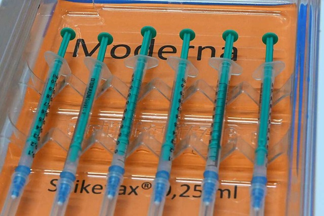 Aufgezogene Spritzen mit dem Impfstoff von Moderna  | Foto: Jonas Hirt