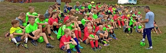 Rund 70 Kinder bekamen in Herrischried  viele Tipps rund um den Fuball.  | Foto: Stephan Gerspach