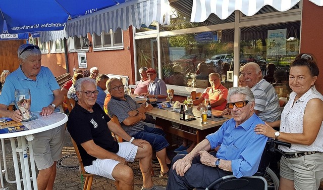 SVW-Ehrenmitglieder genossen das jngs...11; das erste nach drei Jahren Pause.   | Foto: Bernhard Becherer