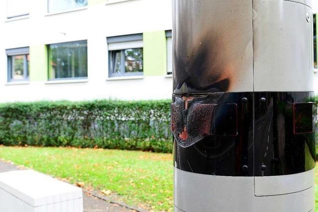 Unbekannte setzen Blitzer in Freiburger Stadtteil Neuburg in Brand