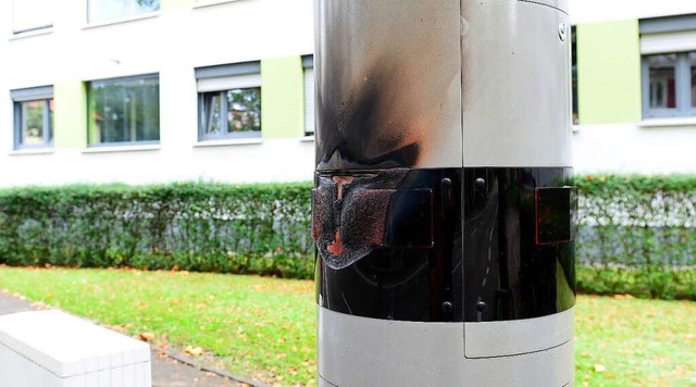 Attacke auf Blitzer: Unbekannte haben den Apparat in Brand gesetzt.  | Foto: Ingo Schneider