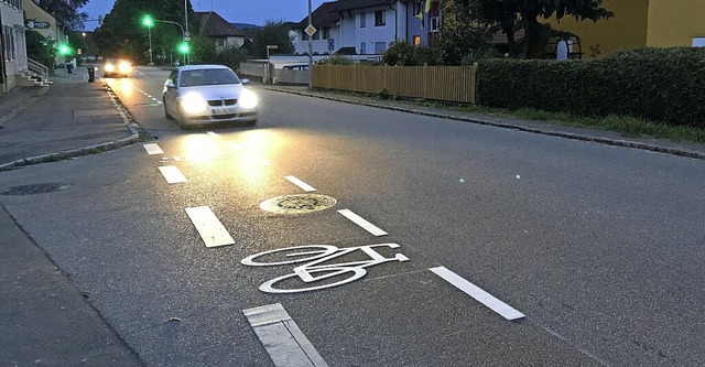 Autos drfen den  neuen Radfahrstreifen in Degerfelden nicht befahren.  | Foto: Boris Burkhardt