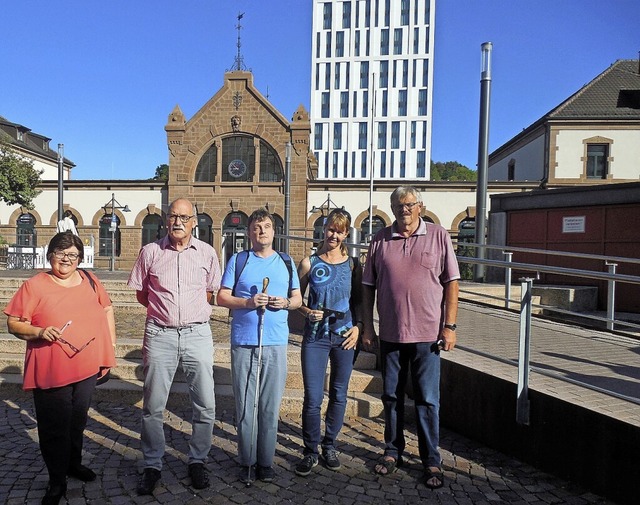 Christa Rufer (von links), Hubert Bern...en der Rampe auf dem Bahnhofsvorplatz.  | Foto: SPD-Gemeinderatsfraktion Lrrach