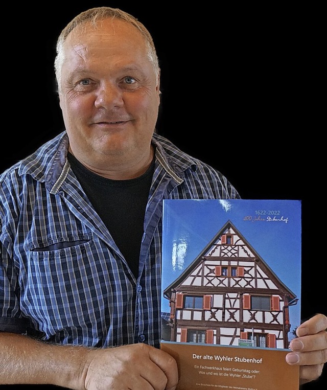 Der Vorsitzende Joachim Kniebhler prsentiert die neue Broschre.  | Foto: Jrgen Schweizer