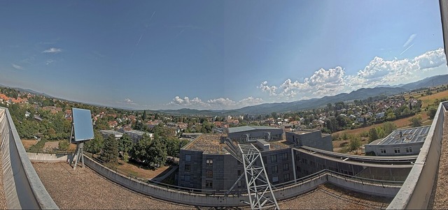 Die umgezogene Webcam auf dem Herzzent...n bis zu Kaiserstuhl und Schwarzwald.   | Foto: Stadt Bad Krozingen