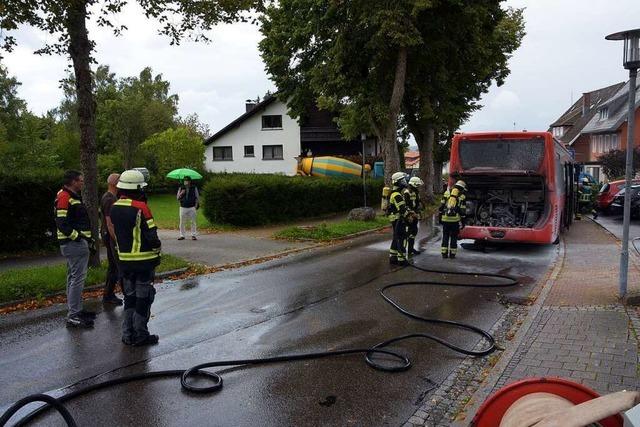 Feuerwehr löscht in Höchenschwand einen brennenden Busmotor