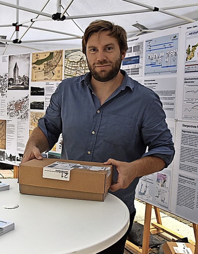 Thomas Schmitz beim Aufbau des Pavillons am Marktplatz  | Foto: Nicolai Kapitz