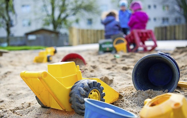 Der Kindergartenbetrieb ist eine teure...Kosten wird von den Eltern finanziert.  | Foto: Monika Skolimowska (dpa)