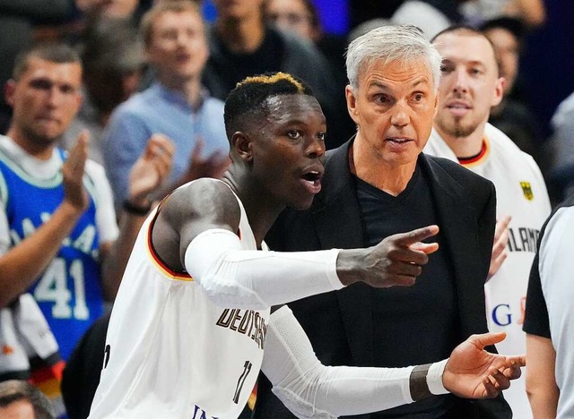 Der meist in schwarz gekleidete Bundes...apitn und Starspieler Dennis Schrder  | Foto: Soeren Stache (dpa)