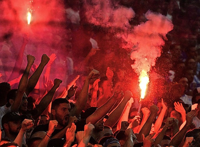 Anhnger beider Clubs lieferten sich i...ille eine rcksichtslose Pyroschlacht.  | Foto: NICOLAS TUCAT (AFP)