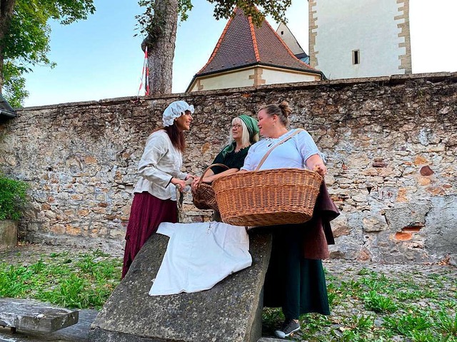 Bei den historischen Dorffhrungen Mun... Baumann, Elke Engler und Nicole Kiss.  | Foto: Nadja Schildecker