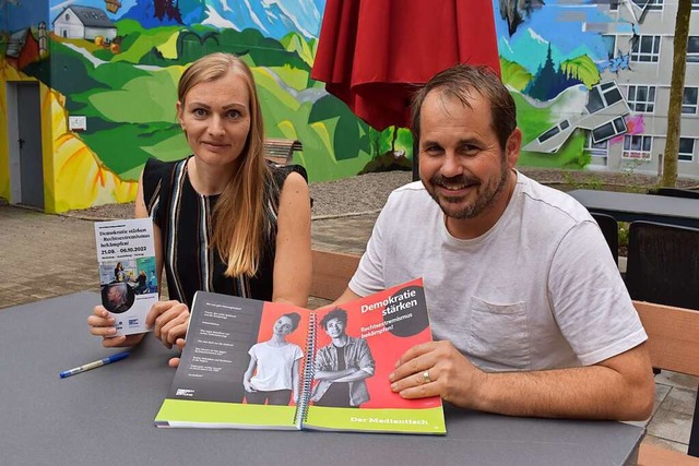 Maraike Koch und Eric Bintz werben fr...1; Rechtsextremismus bekmpfen&#8220;.  | Foto: Thomas Loisl Mink