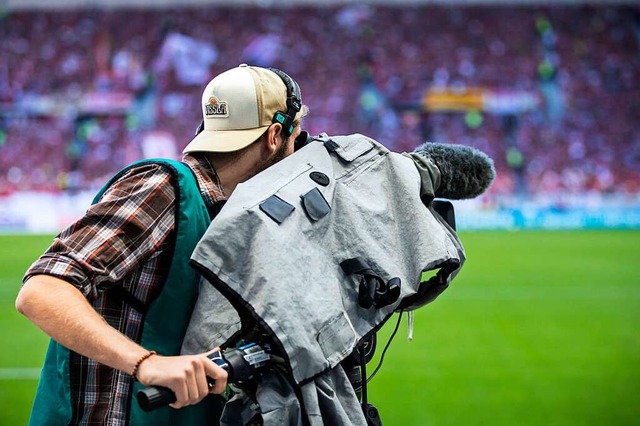 Ein Kameramann  filmt ein Spiel des SC...r den Streamingdienst RTL+ bertragen.  | Foto: Tom Weller (dpa)